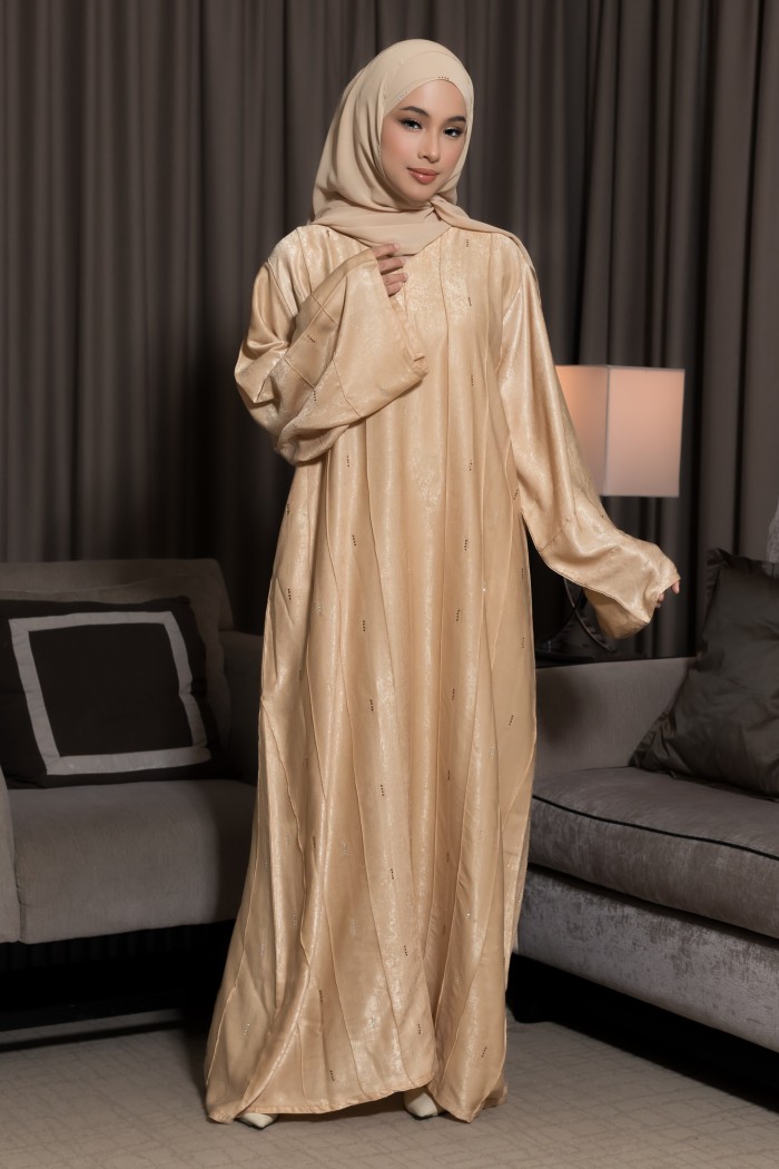 AURORA IN NUDE